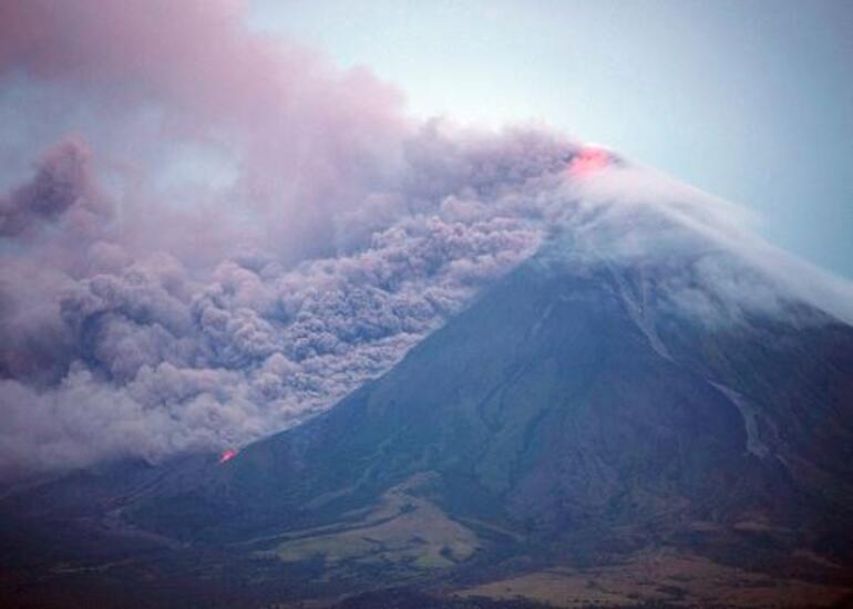 Filipinlerde yanardağ patladı Halk tehdit altında..