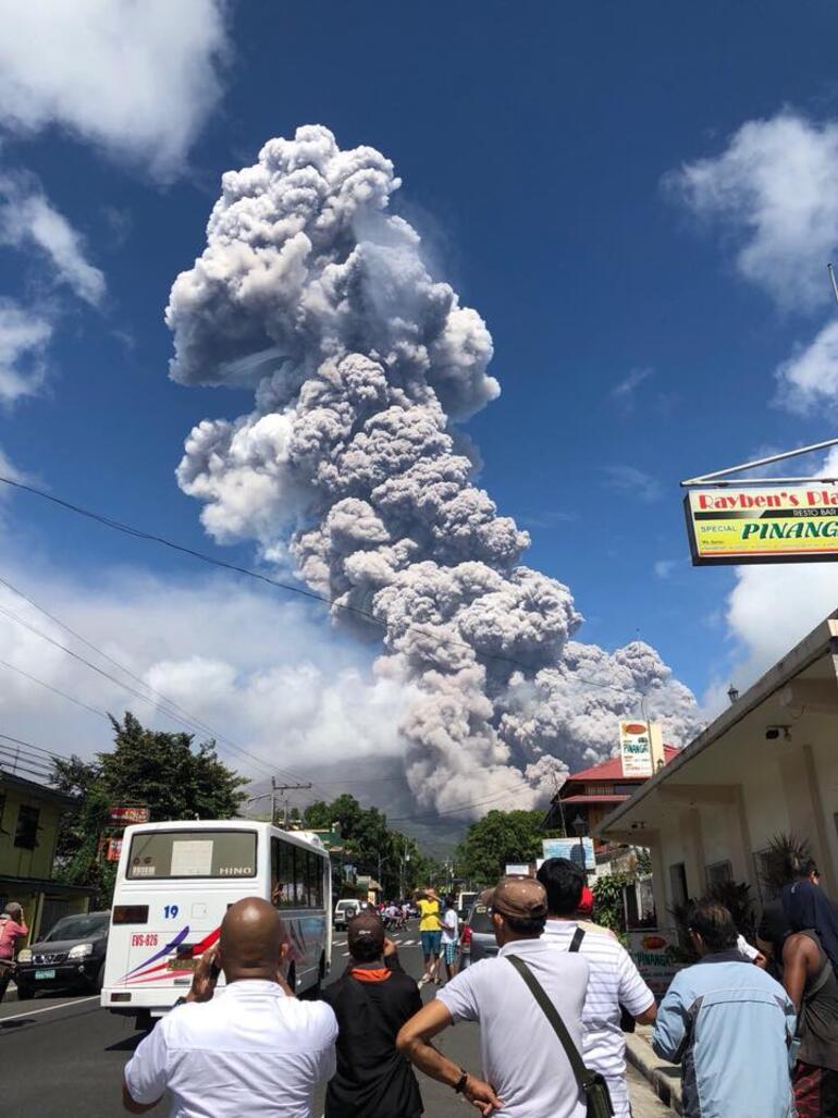 Filipinlerde yanardağ patladı Halk tehdit altında..