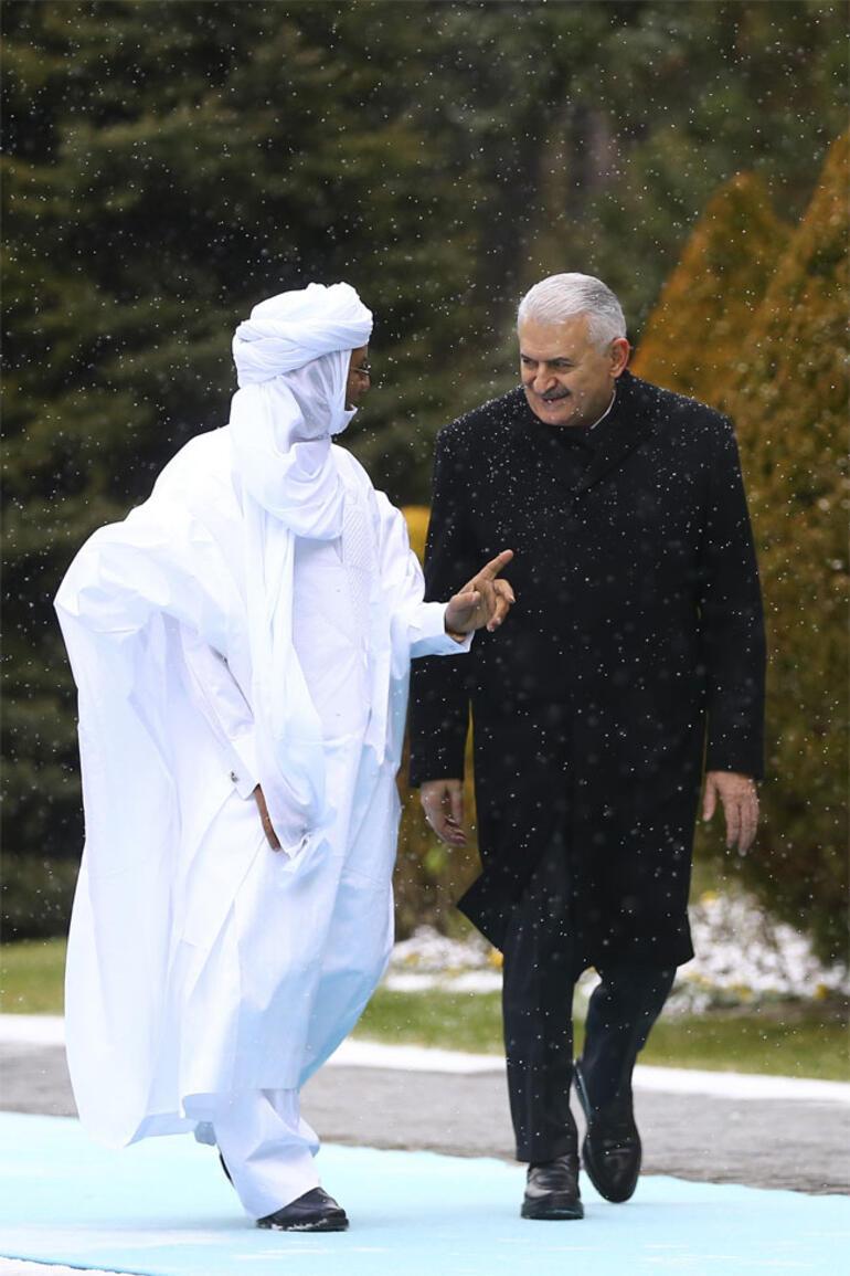 Başbakan karşıladı, kıyafetiyle dikkat çekti