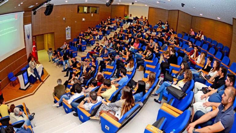Yaşar Üniversitesi, dünya çapında akademisyenlerle büyümeye devam ediyor