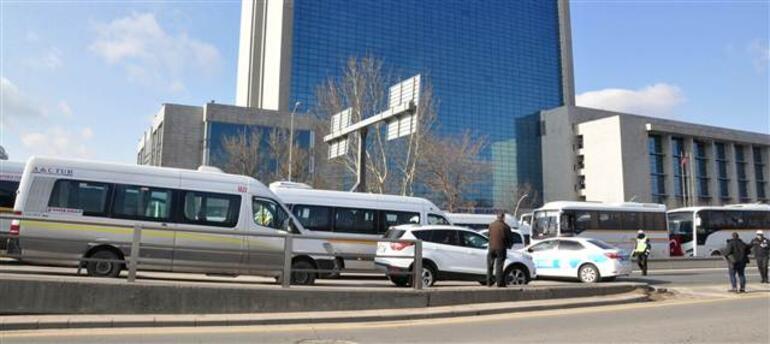 Ankara Büyükşehir Belediyesi önünde eylem... Yolu kapattılar