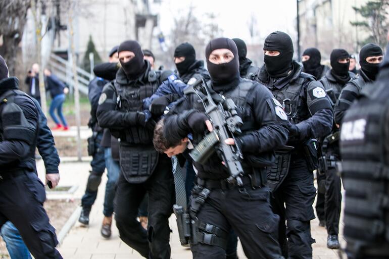 Balkanlarda yüksek gerilim: Gözaltına alındı ortalık karıştı