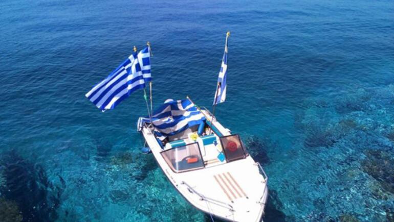 Egede gerilim... Sahil Güvenlik müdahale etti, diktikleri Yunanistan bayrağı kaldırıldı