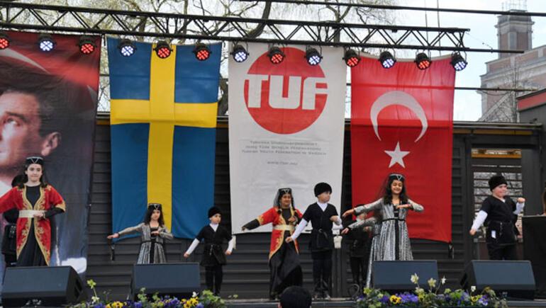 23 Nisan kutlamaları Londra’da sokağı kapattı, İsveçte 10 bin kişi katıldı