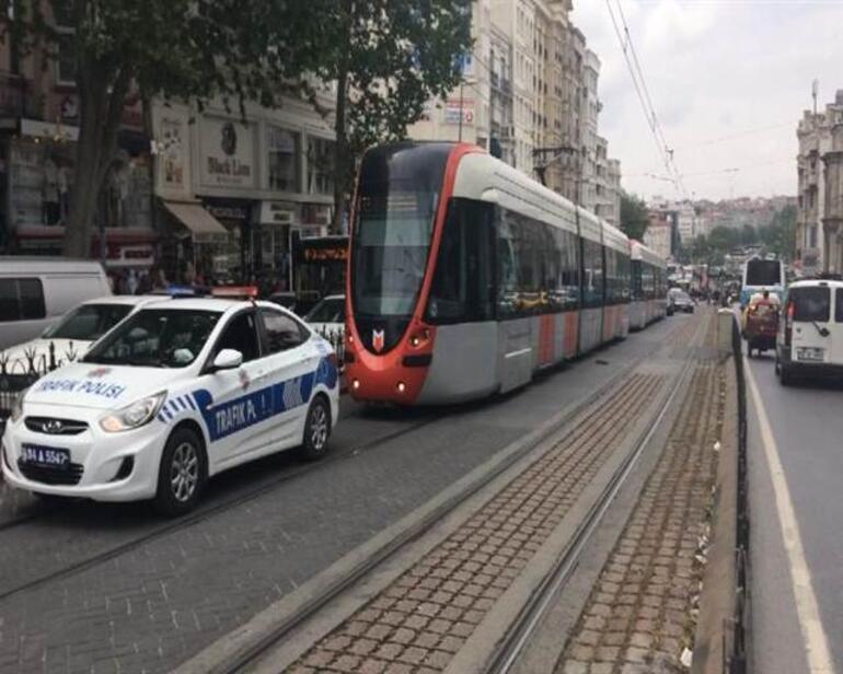Fatihte tramvay ile otomobil çarpıştı: Bir yaralı