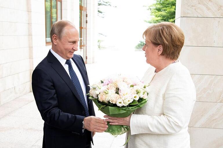 Putinin verdiği çiçek Alman basınını kızdırdı