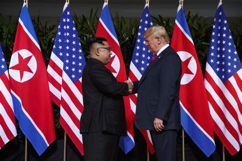 Son dakika... Tarihi buluşma... ABD Başkanı Trump ile Kuzey Kore lideri bir araya geldi