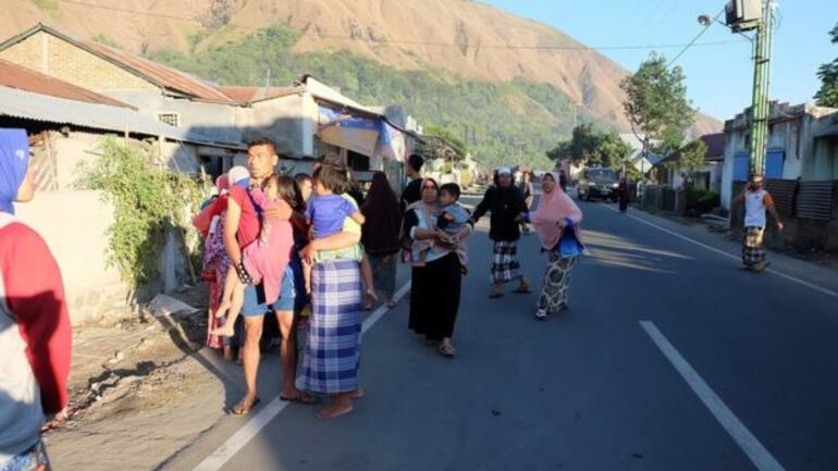 Endonezyada depremde 266 kişi mahsur kaldı