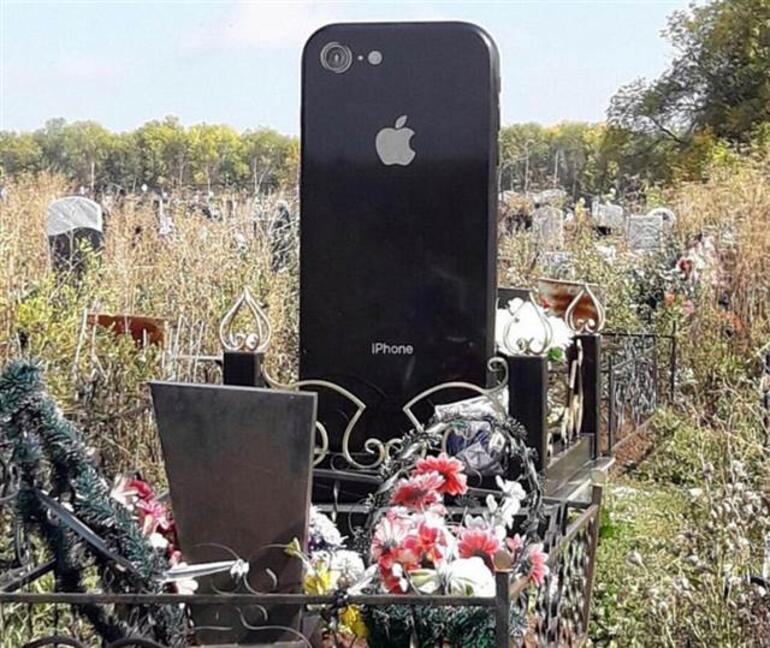 Telefonunu çok seven genç kıza iPhone şeklinde mezar taşı yapıldı