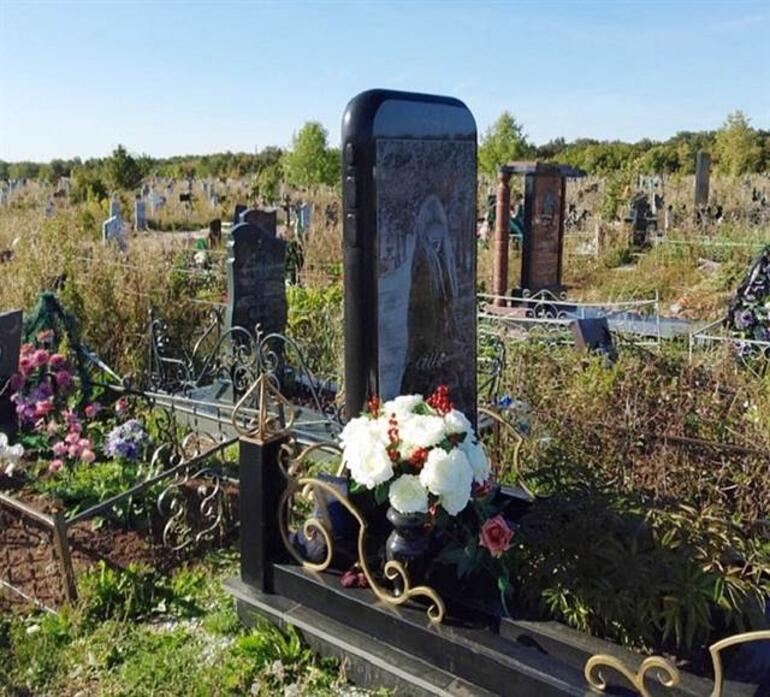 Telefonunu çok seven genç kıza iPhone şeklinde mezar taşı yapıldı