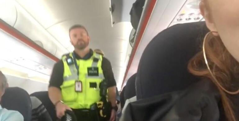 Tuvalette yakalanan kadın yolcuyu uçaktan polis indirdi