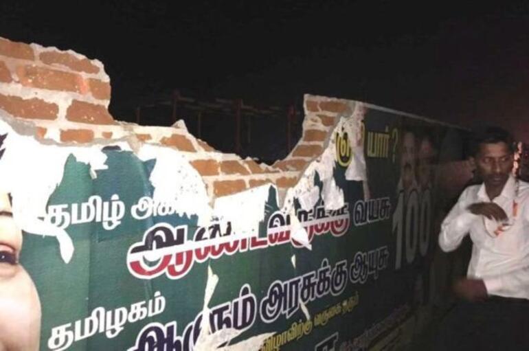 Hindistanda yolcu uçağı kalkış sırasında havalimanının duvarını yıktı