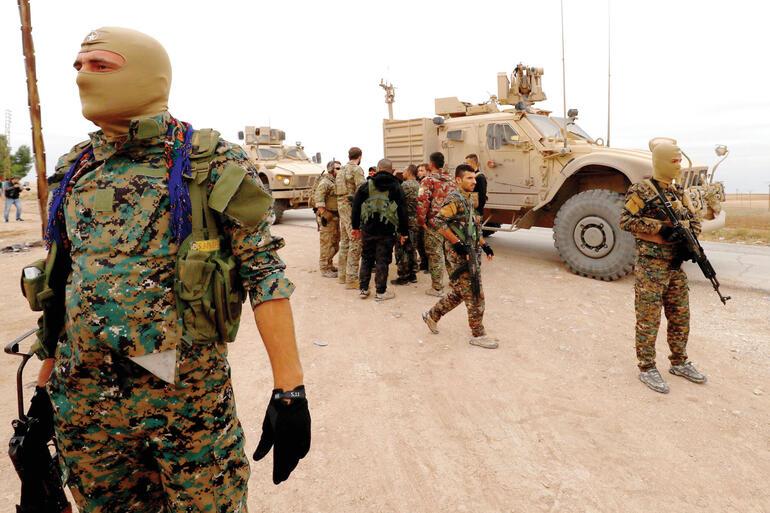 Pentagon himayesinde Öcalan görselli YPG devriyesi