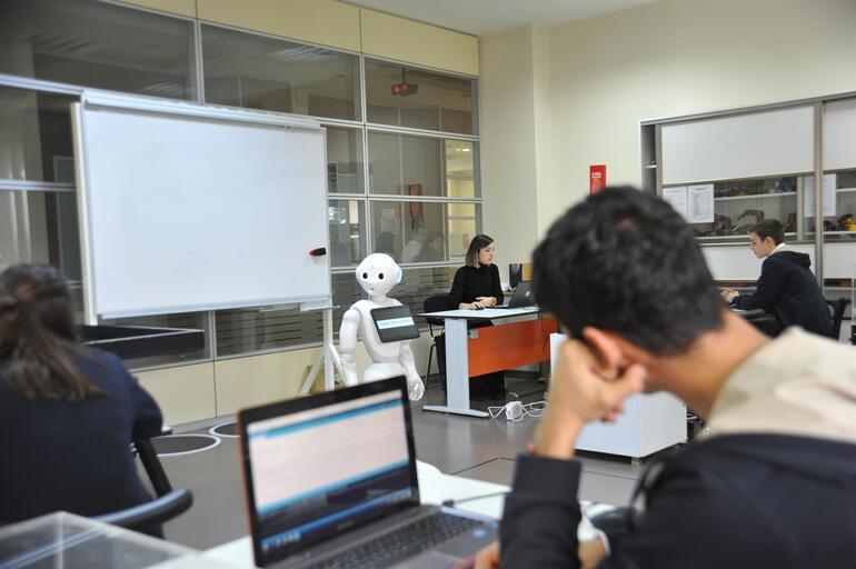 Liseliler robotla kodlama öğreniyor