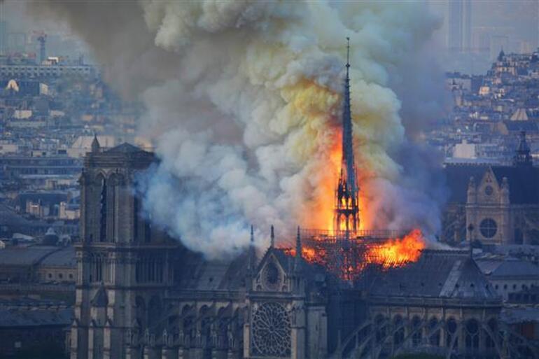 Dünyaca ünlü Notre Dame Katedralinde yangın çıktı