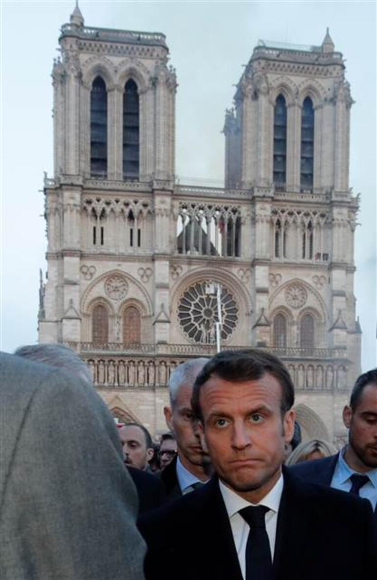Dünyaca ünlü Notre Dame Katedralinde yangın çıktı