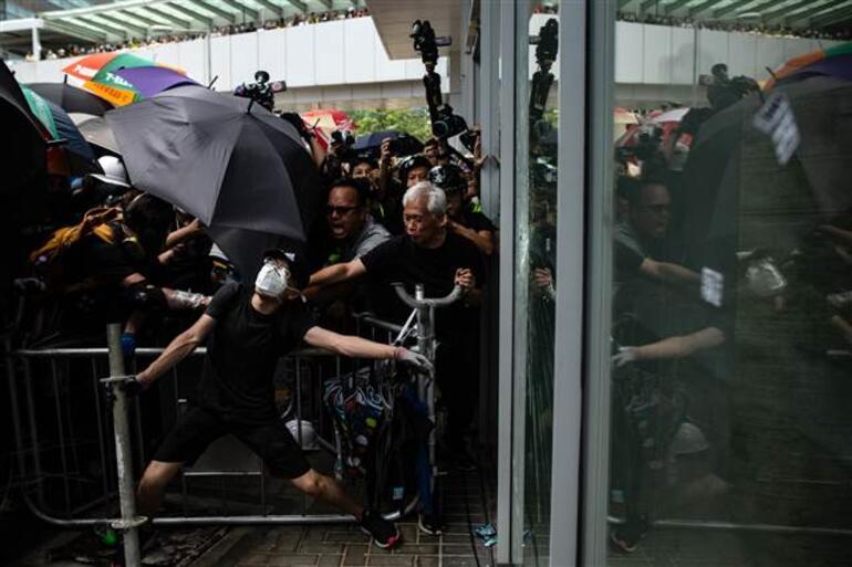 Hong Kongda protestolar Ãine katÄ±lÄ±mÄ±n yÄ±l dÃ¶nÃ¼mÃ¼nde de sÃ¼rdÃ¼