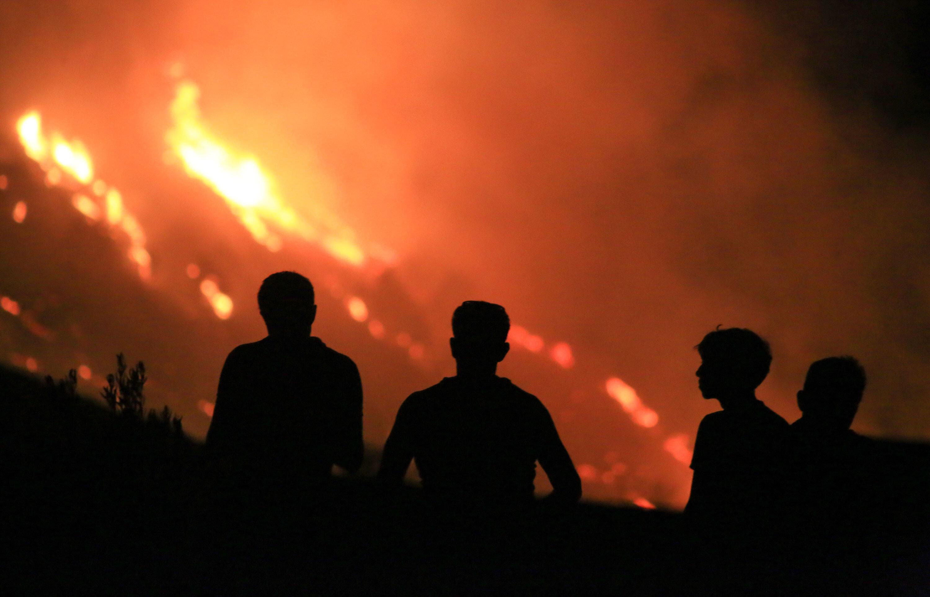 Son dakika... Bekleyiş sürüyor, tüm gözler orada... İşte İzmir'deki orman yangınında son durum