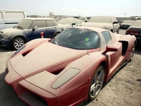 Dubai'de lüks araçlar bir bir terk ediliyor