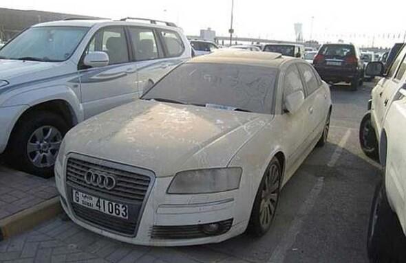Dubai'de lüks araçlar bir bir terk ediliyor