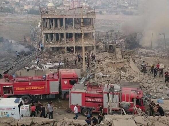 Cizre'de Emniye Müdürlüğü'ne bombalı saldırı