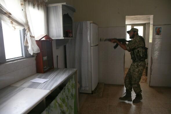 Özgür Suriye Ordusu IŞİD'in boşalttığı evlerde arama yapıyor