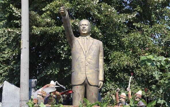 4 metrelik Erdoğan heykeli yaptı