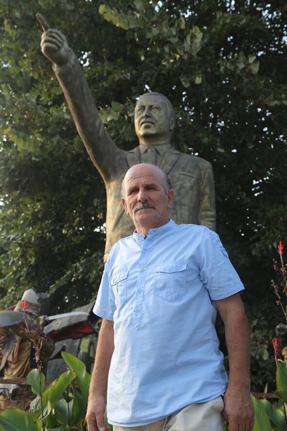 4 metrelik Erdoğan heykeli yaptı