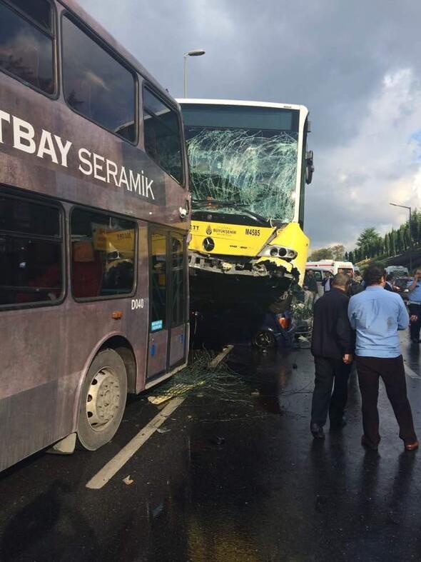 Metrobüs D-100'e girip kaza yaptı