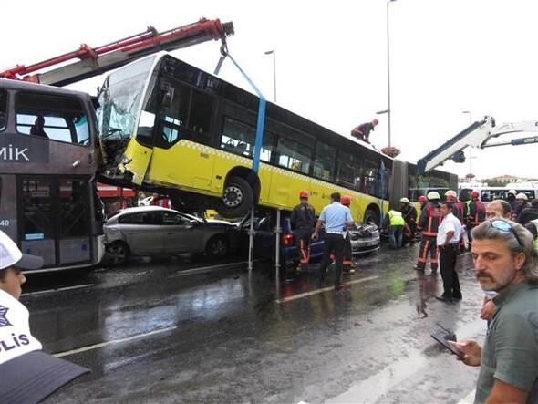 Metrobüs D-100'e girip kaza yaptı