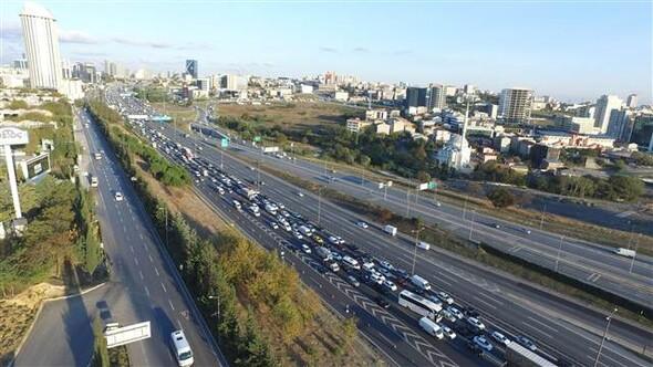Mahmutbey kavşağında trafik yoğunluğu sürüyor