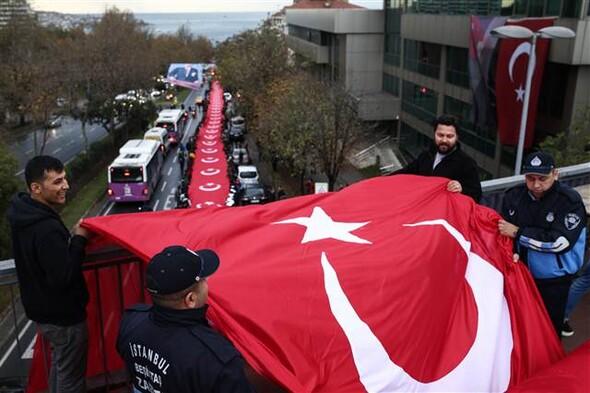 A hosszú-hosszú zászló - Forrás: Hürriyet