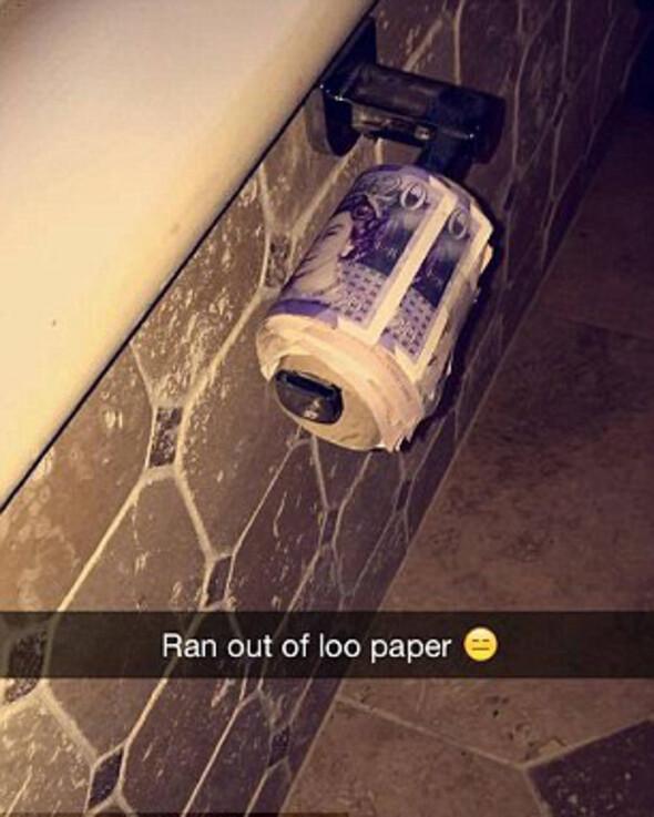 Kağıt para destelerini tuvalet kağıdı yapan zengin çocuklar eleştiri aldı