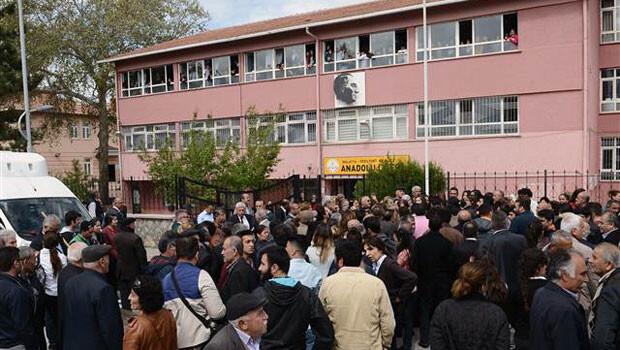 Halk oyunlarını eleştiren müdür yardımcısı okul önünde protesto edildi