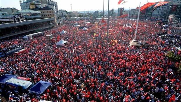 Vatanda&scedil;lar Taksim'e akın etti