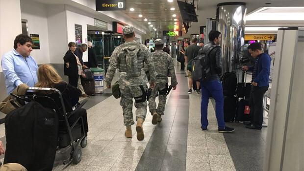 New York'taki La Guardia havalimanında 'bomba' paniği