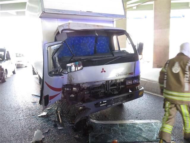 Üsküdar'da kamyonet halk otobüsüne çarptı