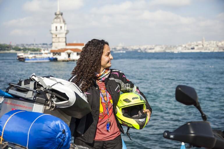 Kadın akademisyenin motosikletle Afrika turu
