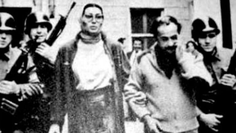 Bülent Ersoy, Eylül 1980'de Kordon'daki evinde bir hâkime hakaret edince tutuklanarak Buca Cezaevi'nde 45 gün hapis yatmıştı.