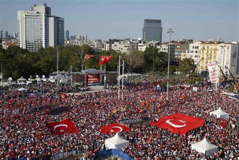 Taksim'de 'darbeye hayır' manifestosu