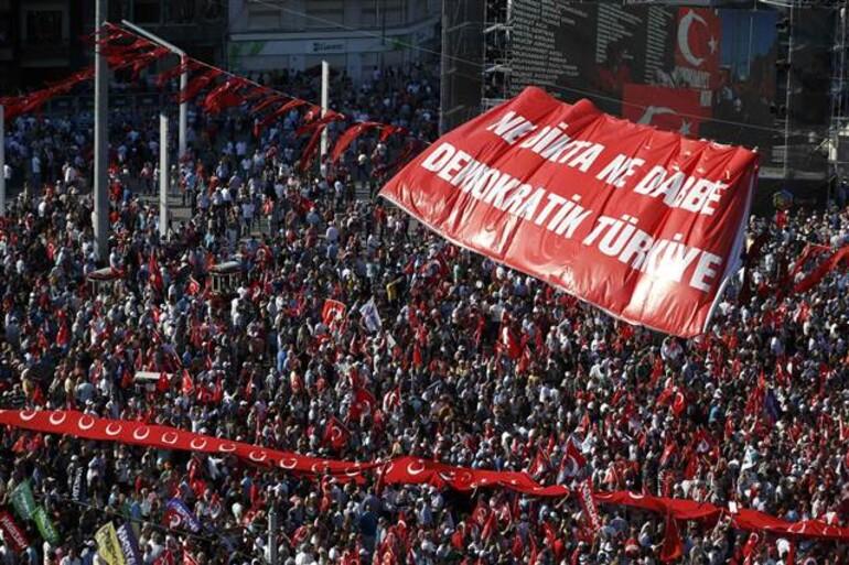 Taksim'de 'darbeye hayır' manifestosu