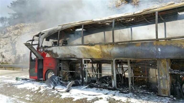 Yolcu otobüsü hareket halindeyken yandı