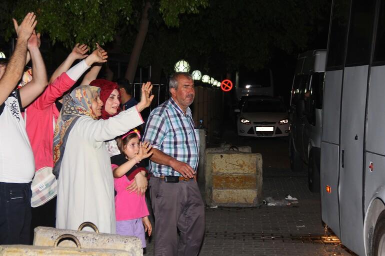 Tutuklanan polisleri “Türkiye’nin gururusunuz” tezahüratlarıyla uğurladılar