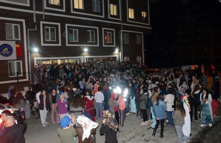 Üniversite yurdu önünde gece vakti 'kız kaçırma' protestosu