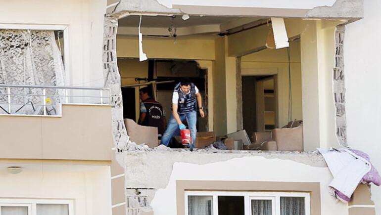 Polis takibinde sıkışınca canlı bombalar kendini patlattı: 3 şehit