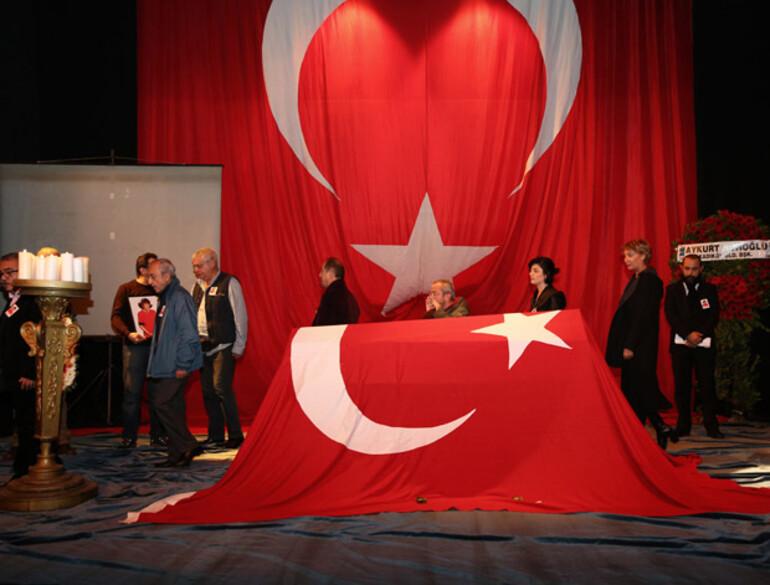 Türk tiyatrosunun usta ismi Gönül Ülkü Özcan son yolculuğuna uğurlandı