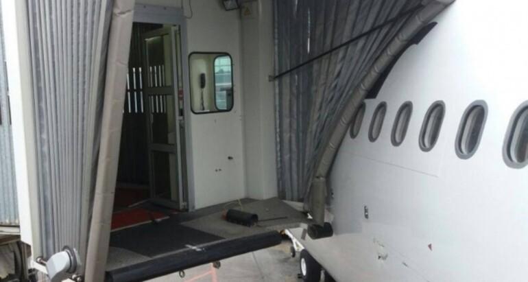 Esenboğa Havalimanında kaza... Uçak körüğe çarptı