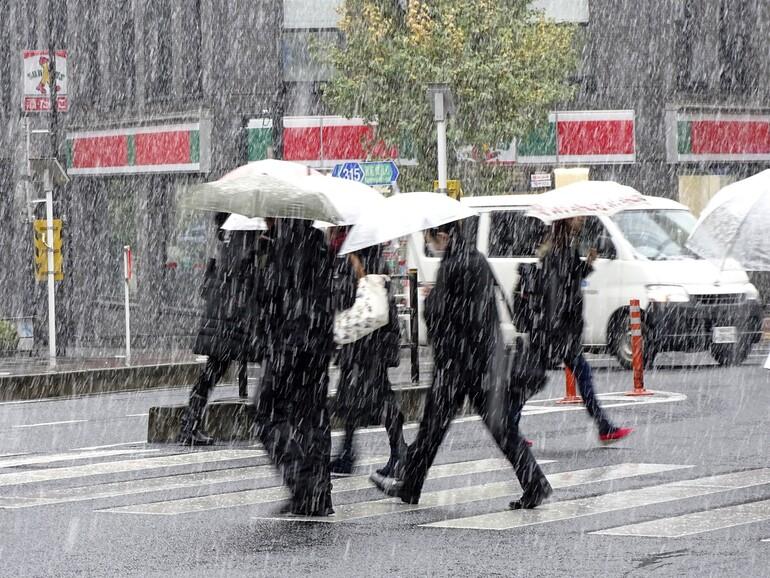 Tokyoda 54 yıl sonra ilk kez Kasımda kar yağdı