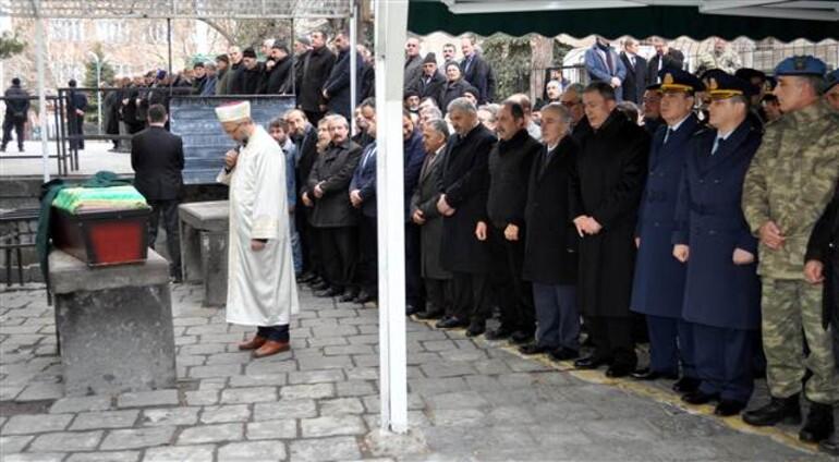 Genelkurmay Başkanı Akar, dayısının cenaze törenine katıldı
