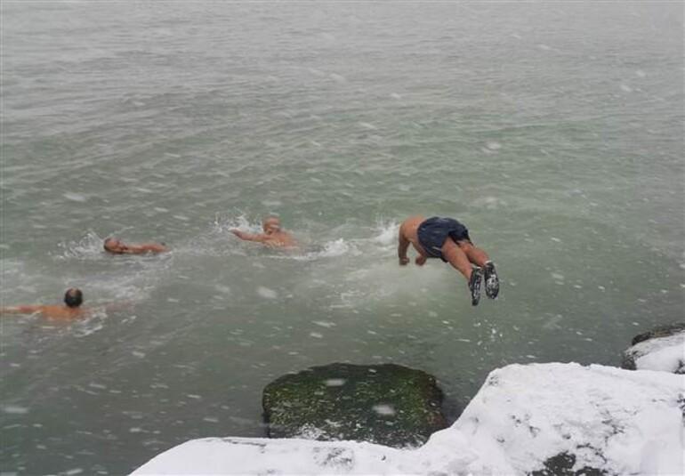 Kar ve soğuk havaya aldırmadan denize girdiler - Resim : 1
